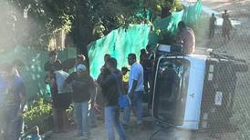 Vuelco de camión cargado de trajadores deja tres personas graves en Guanacaste