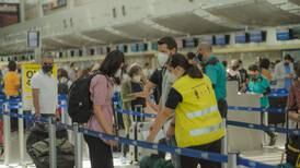 ‘Inspectores covid’ en el aeropuerto Juan Santamaría vigilan cumplimiento de medidas
