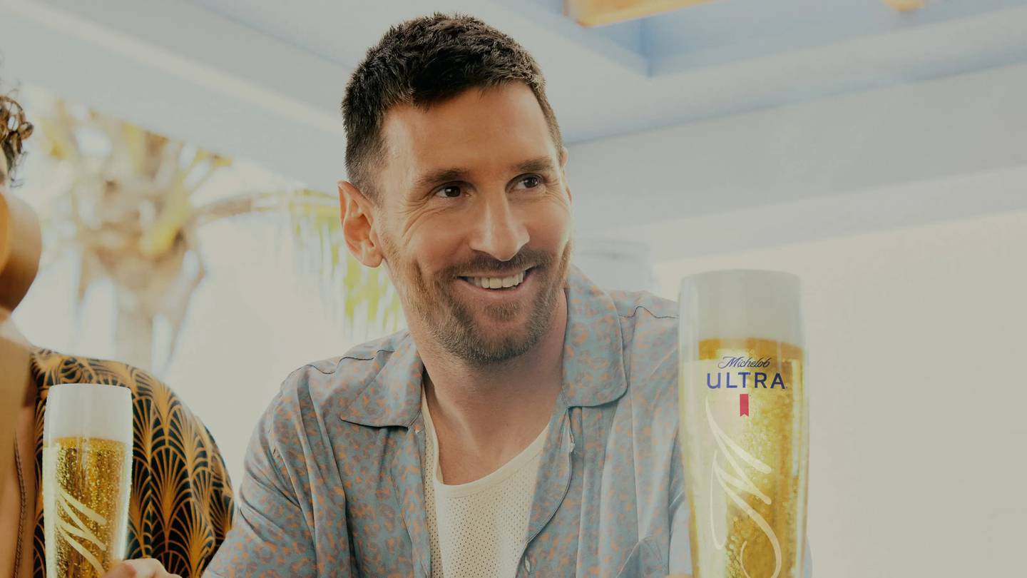 Leonel Messi promocionó una cerveza con lo que mejor sabe hacer: driblar y jugar al fútbol. Foto: Captura de pantalla