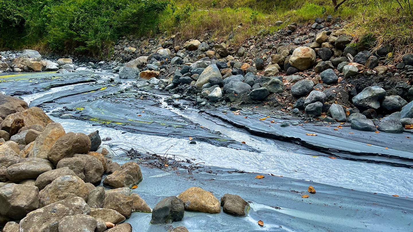 Como en Upala ha llovido menos que otros años, quebradas como la Azufrada, todavía contienen en su cauce mucho material volcánico. Foto: Cortesía Mauricio Gutiérrez.