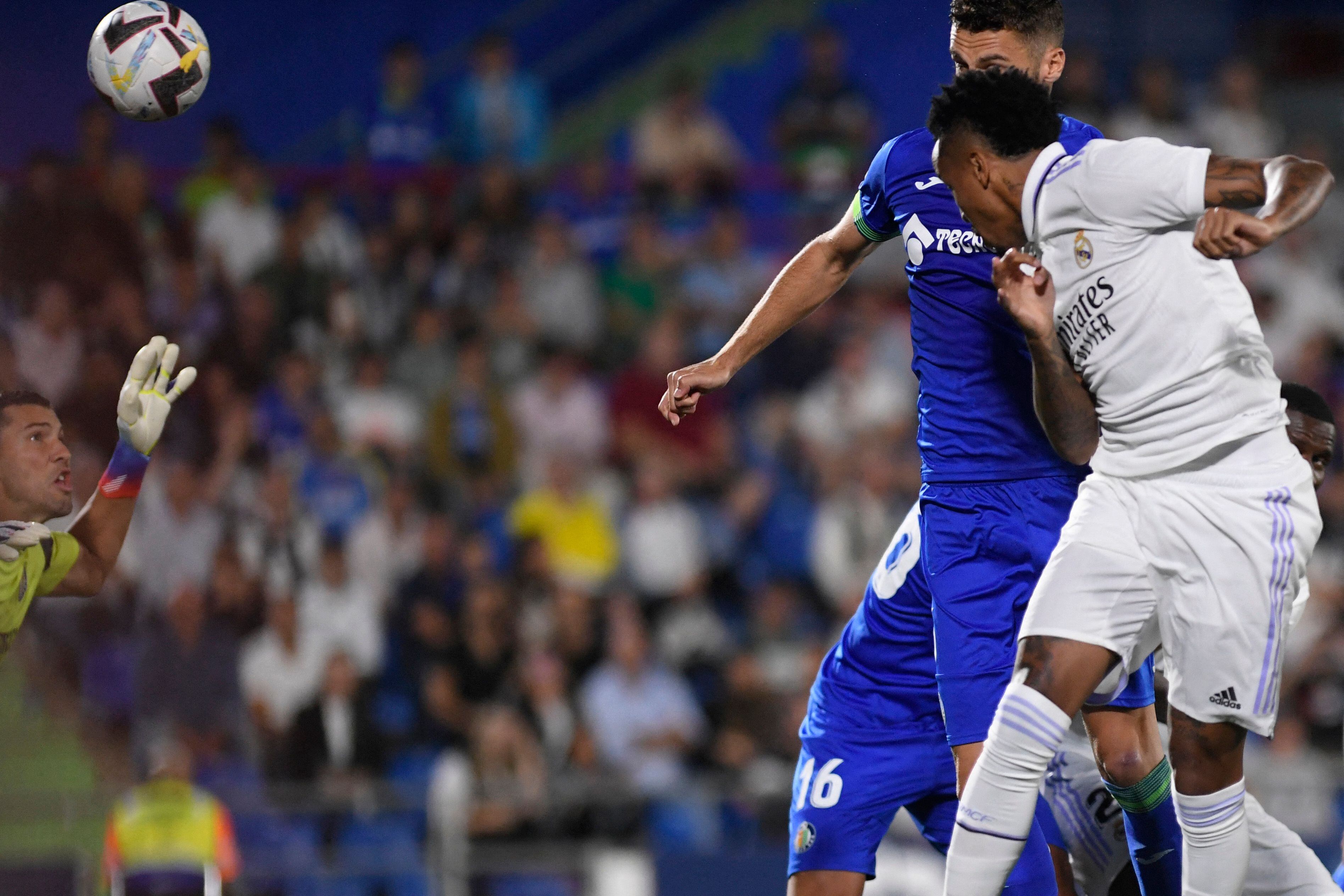 En esta acción apenas los tres minutos, Eder Militao del Real Madrid, cerró de cabeza al primer poste y le dio la victoria a su equipo.