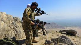Talibanes presionan en el último bastión resistente en medio de intensos combates