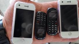 En dos horas, policía decomisó cuatro celulares, once armas y licor en La Reforma