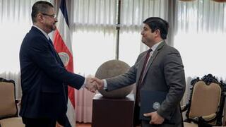 Carlos Alvarado depositó confianza en ministro de Hacienda para reorganizar equipo de finanzas públicas