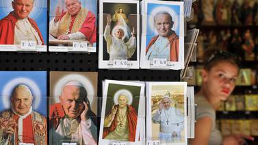   Grupo de fieles cuestiona la canonización de papa Juan Pablo II