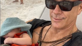 Actor Fernando Carrillo se despide de sus redes sociales con una tierna foto junto a su hijo Milo