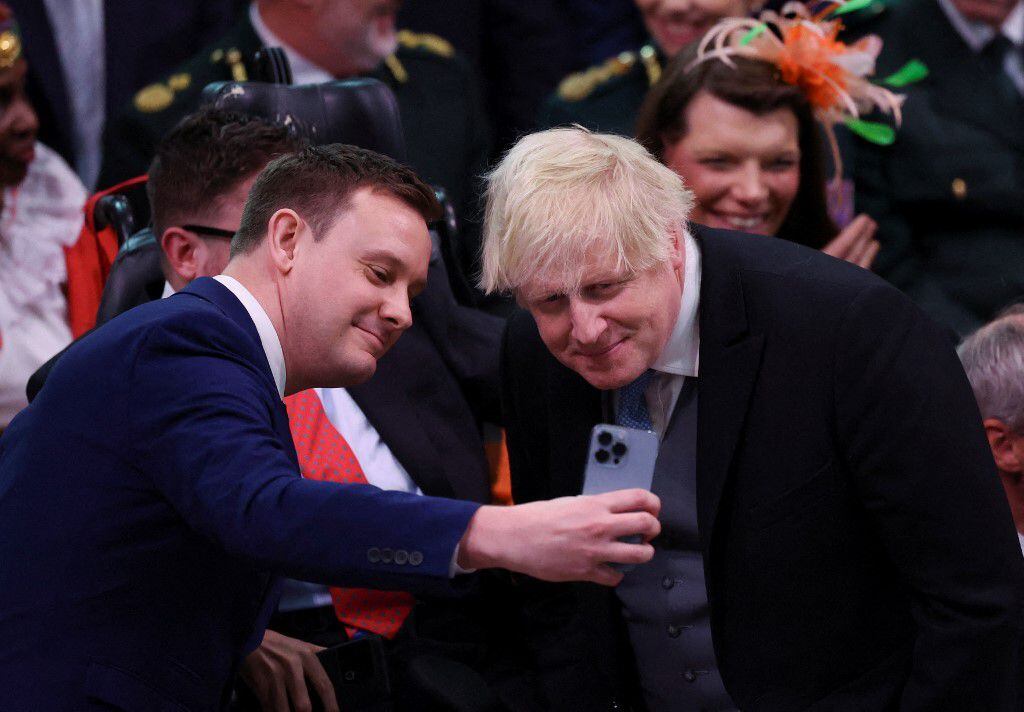 Pese a los escándalos y polémicas por las que tuvo que renunciar, el exprimer ministro británico,  Boris Johnson, parece tener su popularidad intacta. En esta foto concedió un selfie. 