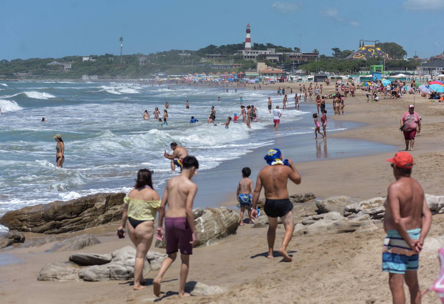 Argentinos y turistas disfrutan de la playa en Mar del Plata.