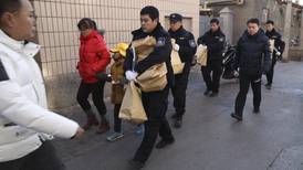 Hombre hiere con martillo a 20 niños en una escuela de Pekín