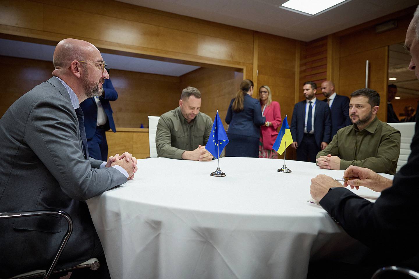 Presidente de Ucrania, Volodymyr Zelensky (der), hablando con el presidente del Consejo Europeo, Charles Michel (izq), durante la Conferencia Europea.