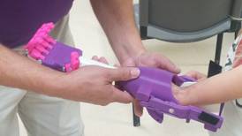 La impresión 3D da una  “ mano robot ”  a una niña de 7 años