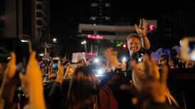 (Video) Luis Miguel saluda a sus fans en las afueras del Estadio Nacional