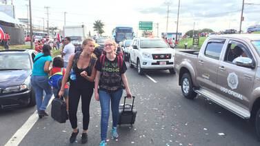  Turistas extranjeros sufrieron la fiesta en el aeropuerto