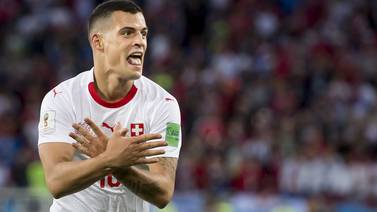 FIFA multa a tres jugadores suizos por gestos ante Serbia, pero jugarán ante Costa Rica