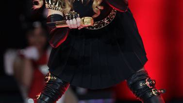    Madonna sale       <b>con nuevo muchacho</b> 