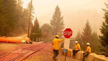 Lucha en California contra enorme incendio que ya devoró unas 80.000 hectáreas 