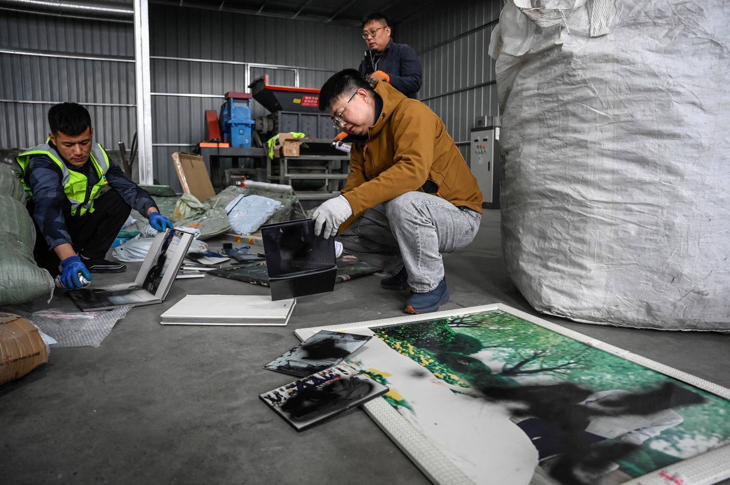 En China, persiste cierto tabú en torno a la destrucción de fotografías de personas vivas, pero el almacén de Liu Wei recibe un promedio de entre cinco y diez solicitudes diarias de clientes de todo el país.