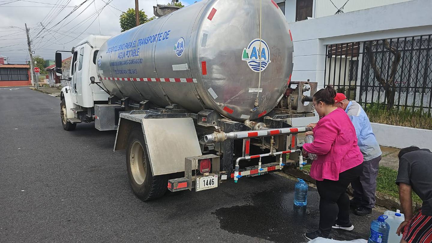 Los 107 vecinos de Tibás, Moravia y Goicoechea que están sin agua desde el pasado miércoles, siguen este lunes 29 de enero sin poder tomar agua del tubo, según confirma Acueductos y Alcantarillados (AyA).