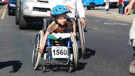 Daniel, cuatro años, una  silla de ruedas y toda la afición