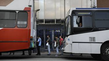 Aresep cede a reclamos de autobuseros para hacer cambios en cálculo de tarifas 