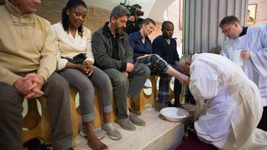Papa Francisco lava los pies a presos de una prisión en Roma
