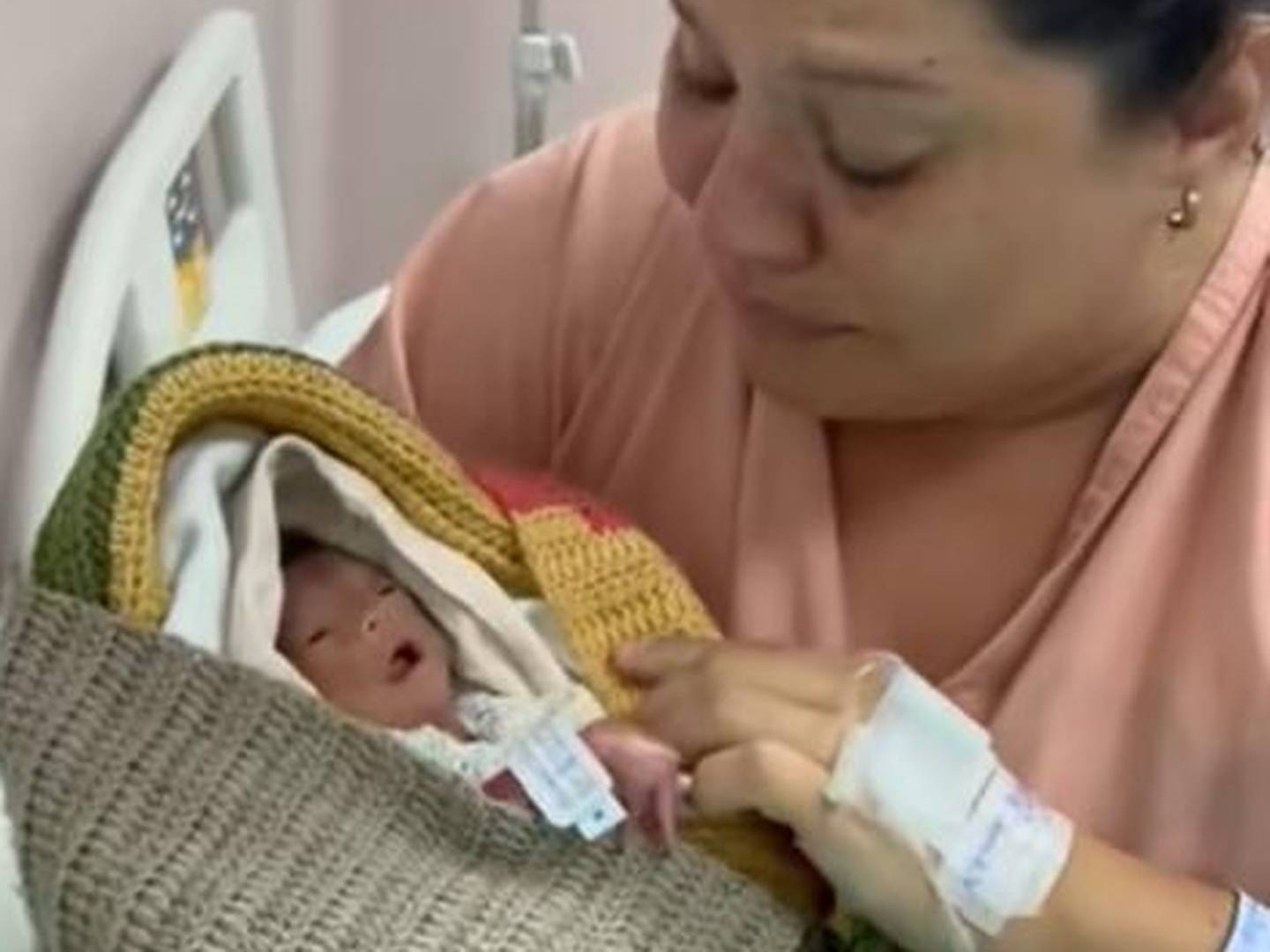 Isabella del Milagro Gutiérrez Herrera, bebita prematura que nació en hospital de Nicoya. Junto a su mamá Angie Herrera Guzmán.