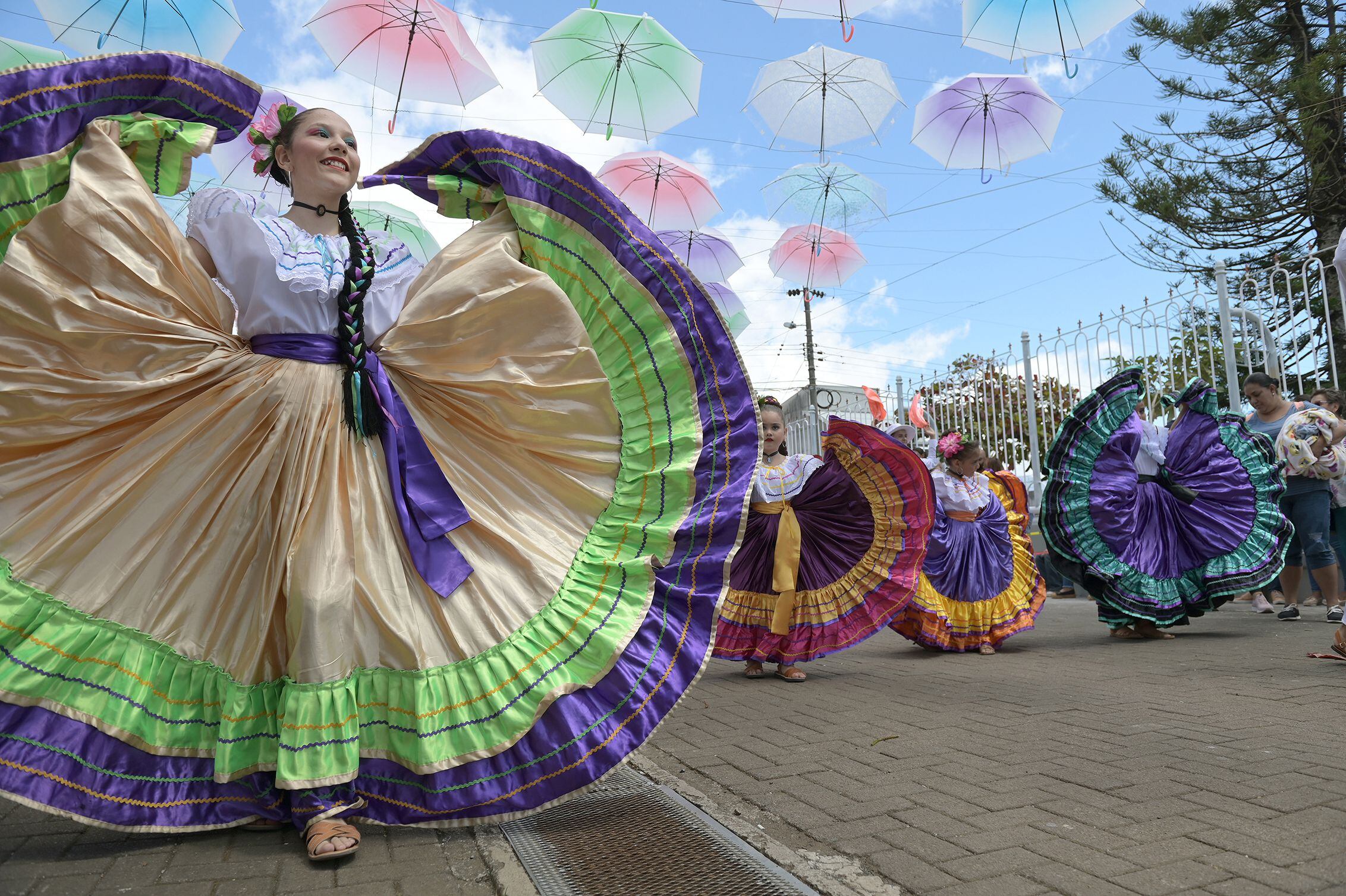 Niños y niñas bailarán durante el festival nacional de folklore.