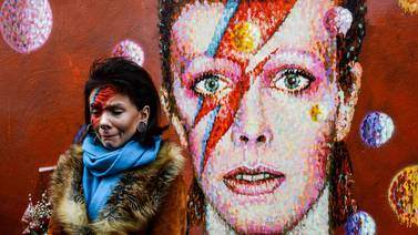David Bowie es homenajeado con una escultura de arena en Portugal