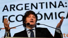 Javier Milei confirma su plan de dolarización en Argentina y dólar informal rompe récord