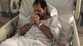 Martín Valverde recibe bendición de sacerdote durante su recuperación en hospital mexicano