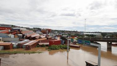 Decenas de muertos por inundaciones en Sudáfrica
