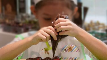 Britt imparte talleres chocolateros para niños