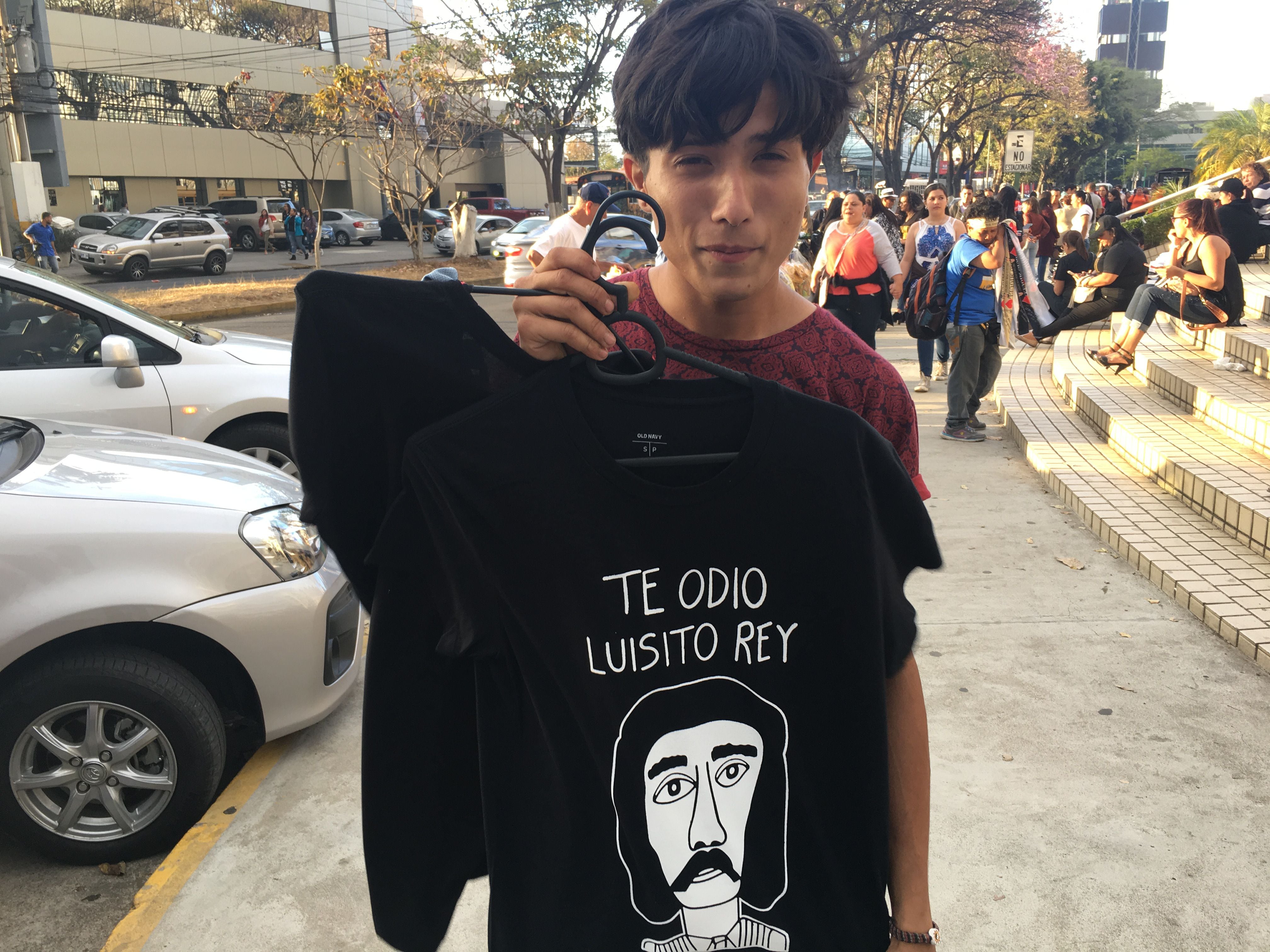 Camisas con la frase 'Te odio Rey' y blancas esperan a fans de Luis en las afueras del Estadio | La Nación