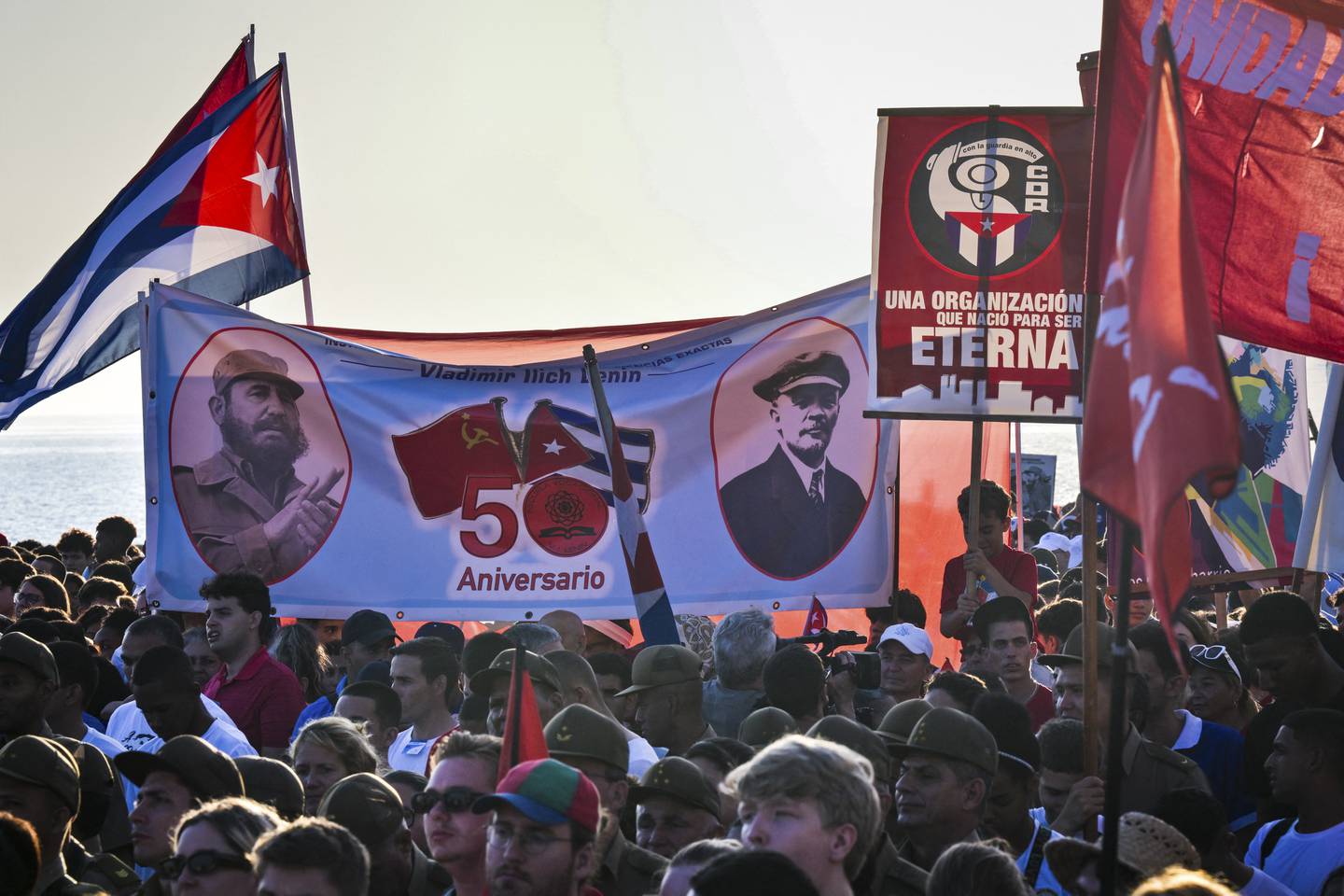 La gente participa en la conmemoración del Día del Trabajo en la Tribuna Antiimperialista frente a la Embajada de Estados Unidos en La Habana, Cuba.