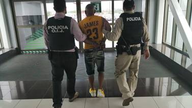 Dos sujetos arrestados en el aeropuerto Juan Santamaría con dinero y documentos falsos