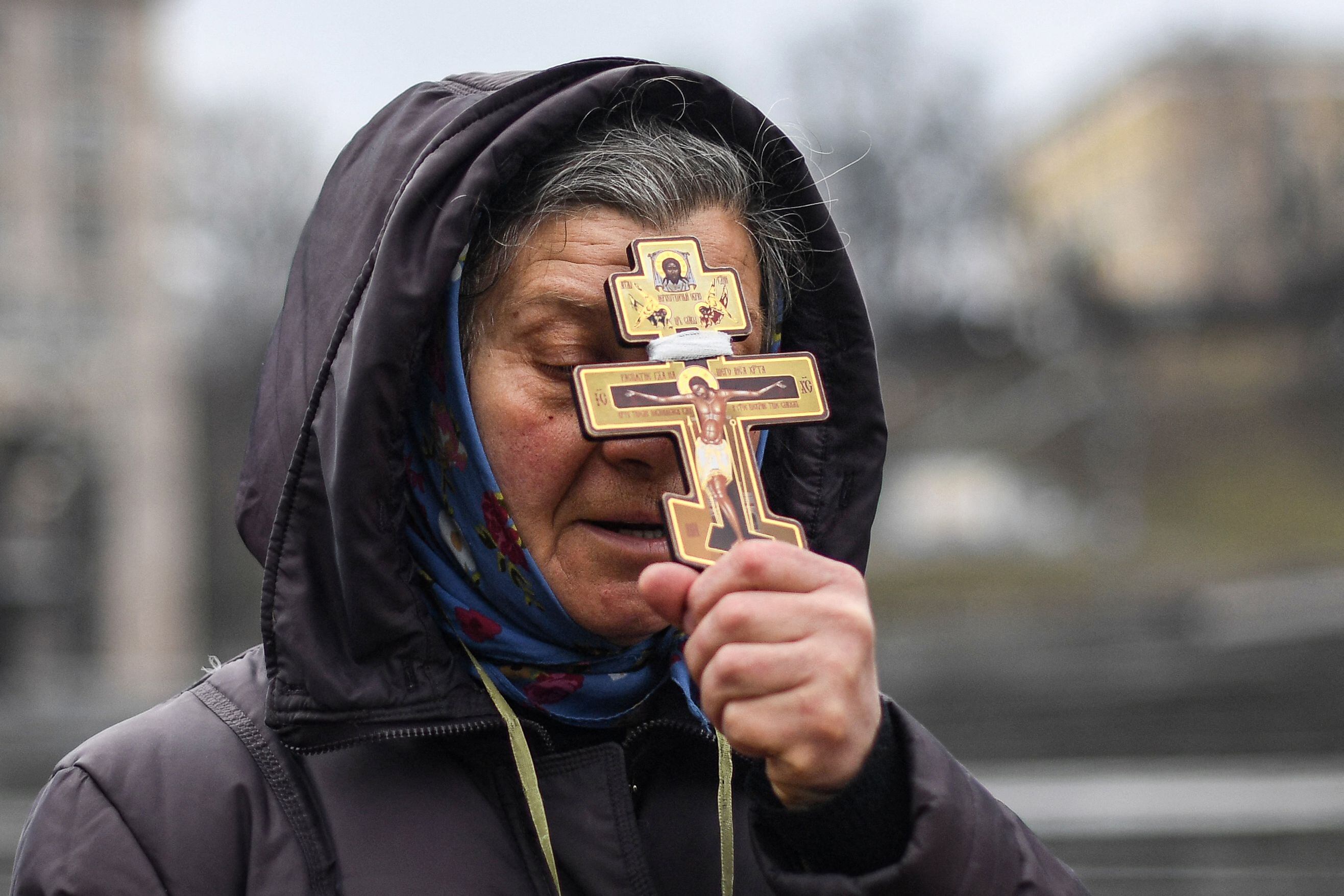 El 24 de febrero de 2022, una religiosa sostenía una cruz mientras rezaba en la plaza de la Independencia en Kiev. Las sirenas de ataque aéreo sonaron en la capital durante una ofensiva rusa con misiles y artillería. 


