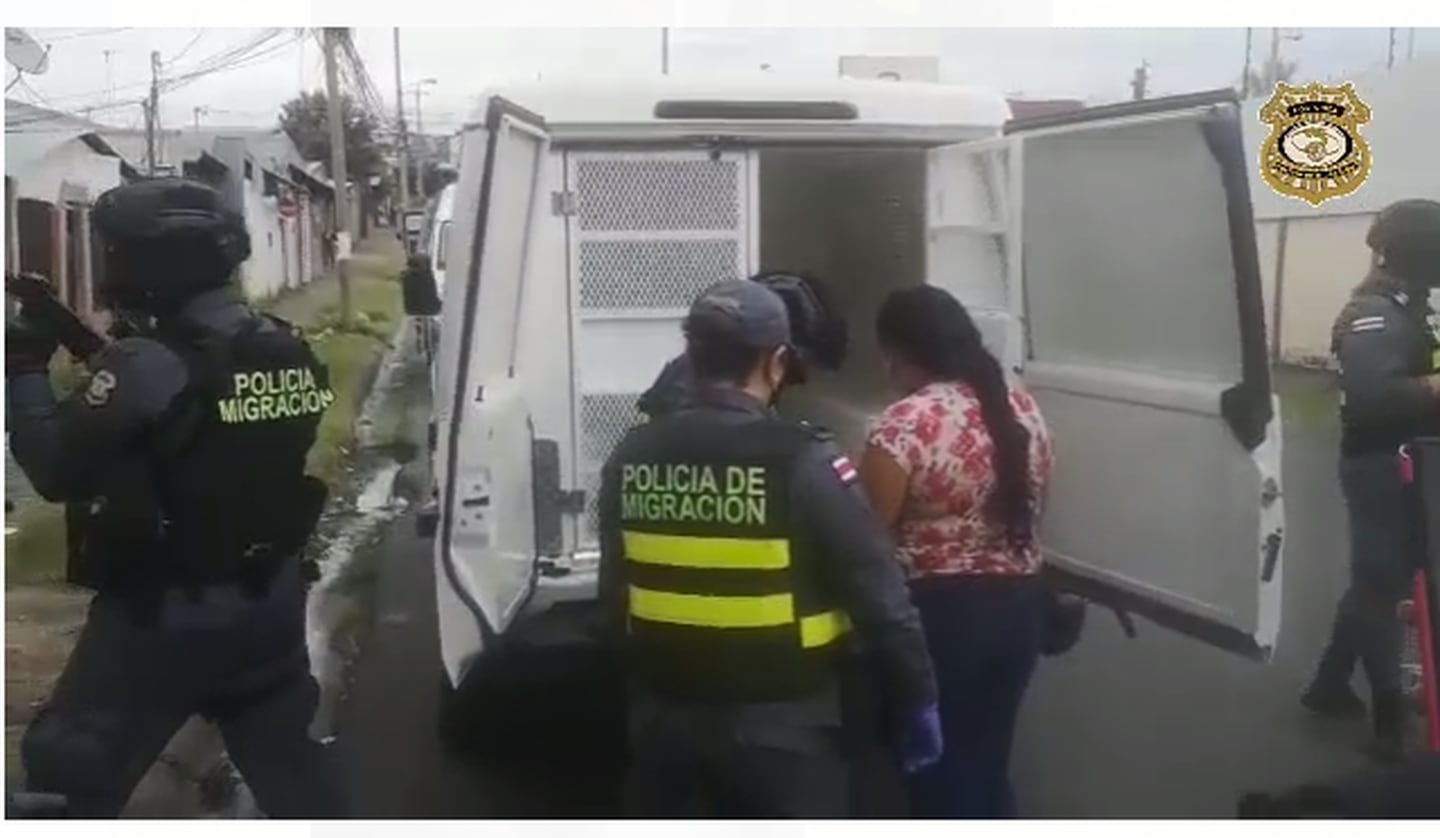 En una vivienda de La Milpa, Guararí, se detuvo a la mujer y se le trasladó a la Fiscalía. foto: Cortesía Policía de Migración.