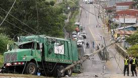 Reparación de poste derribado por camión cuesta ¢4 millones
