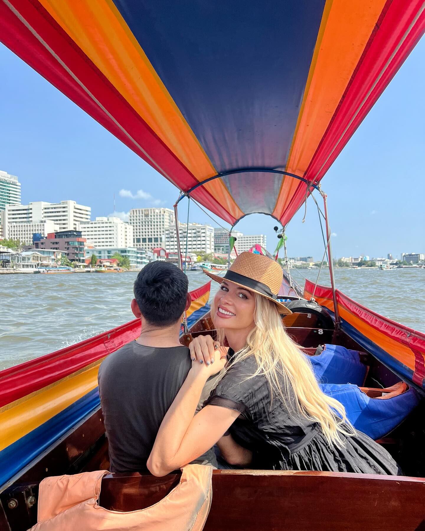 El viaje por Tailandia de Leonora Jiménez y su esposo los ha llevado a hacer paseos en bote. Ellos disfrutan de las bellezas de ese país desde hace varios días.