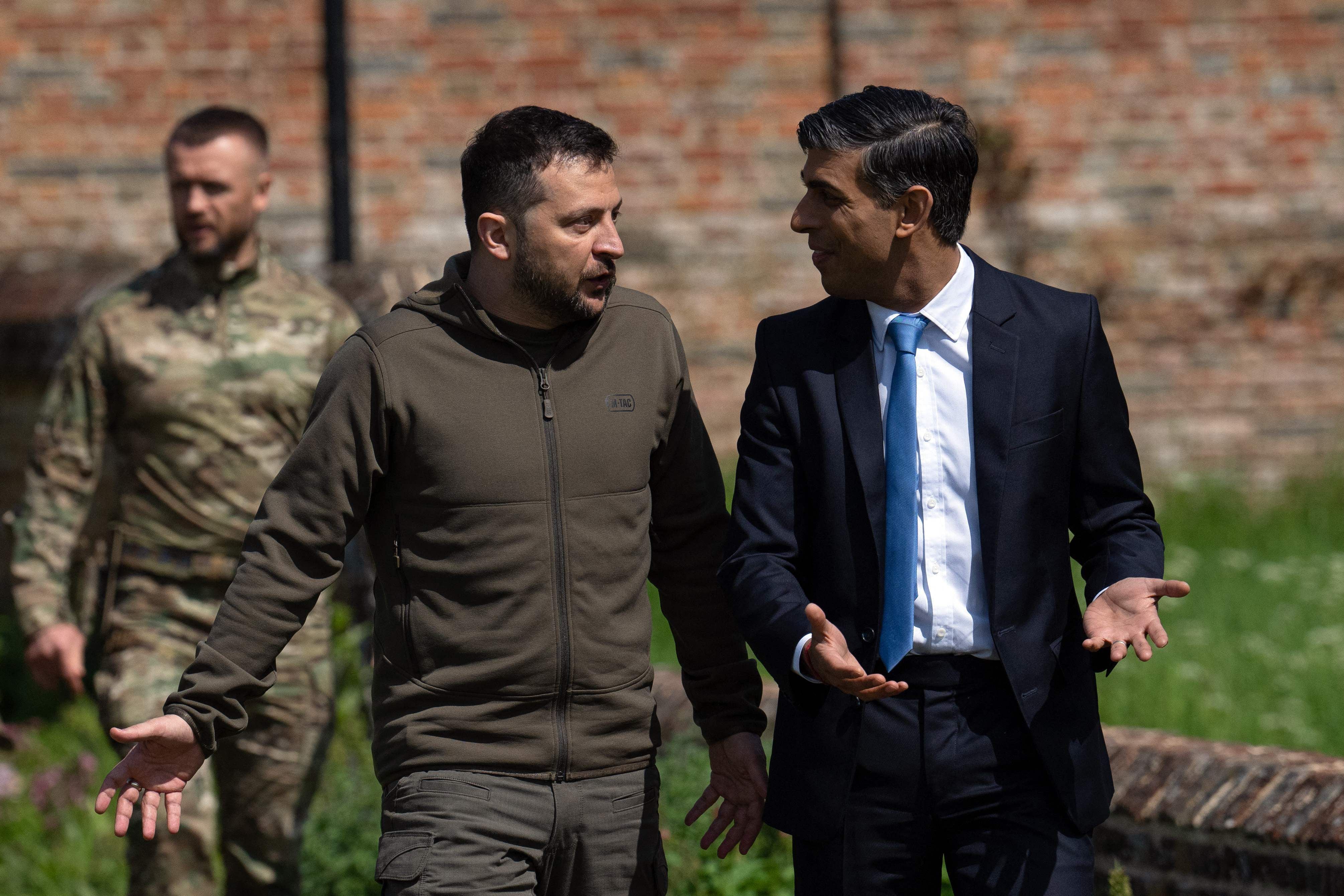 El primer ministro británico, Rishi Sunak (derecha), habla con el presidente de Ucrania, Volodymyr Zelenski, mientras camina con él hacia un helicóptero Chinook que espera después de su reunión en Chequers, la residencia oficial del primer ministro, cerca de Ellesborough, al noroeste de Londres. 