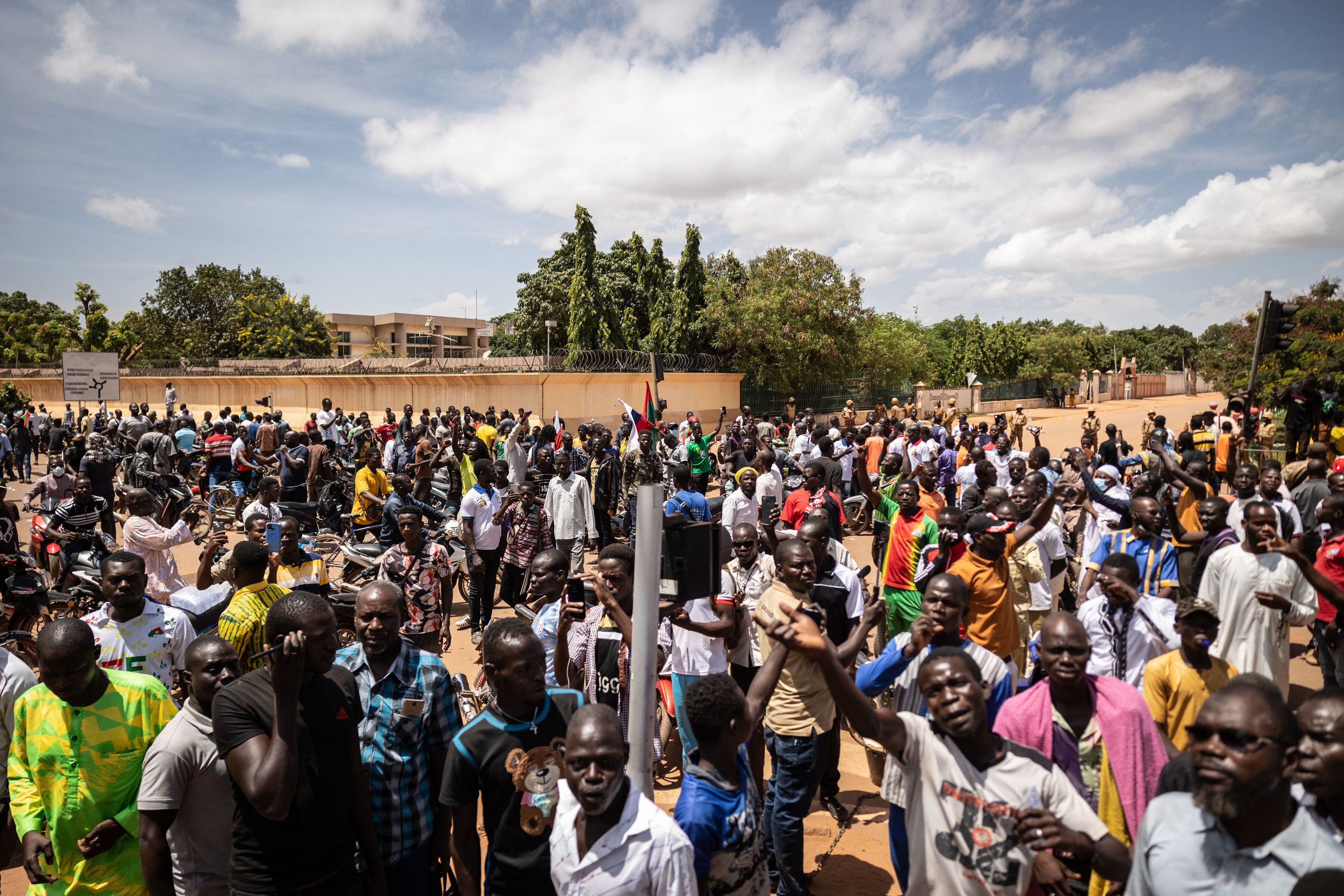 Los disparos sonaron antes del amanecer del viernes alrededor del palacio presidencial de Burkina Faso y de la sede de la junta militar, que tomó el poder en un golpe de estado el pasado mes de enero. FOTO: