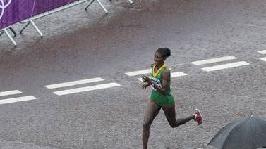 Etíope Tiki Gelana gana el oro en maratón femenina