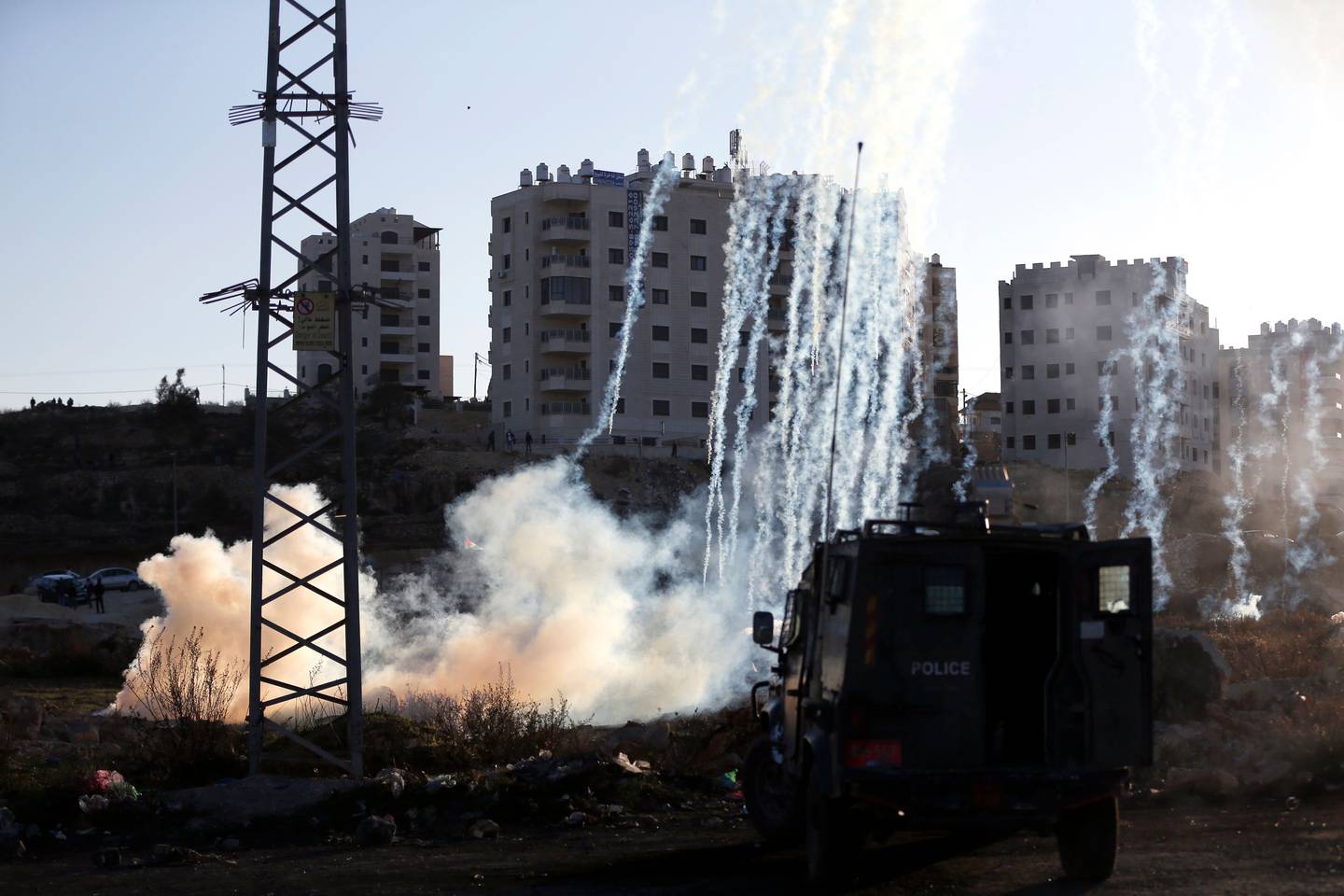 Las fuerzas israelíes disparan gases lacrimógenos contra los manifestantes palestinos durante los enfrentamientos cerca de un puesto de control israelí en la ciudad cisjordana de Ramala, este sábado.