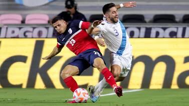 Saprissista Luis Paradela no pudo ante el juego artero de la defensa de Guatemala en la Copa Oro