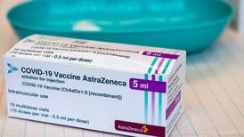 Vacuna de AstraZeneca contra covid-19 no aumenta riesgo de coágulos, confirma Agencia Europea del Medicamento 