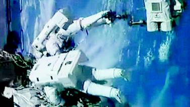 Astronautas completaron su 1.ª caminata espacial
