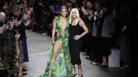 ¡Despampanante! 19 años después Jennifer López impacta en el famoso vestido verde de Versace