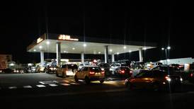 Filas en gasolineras por aumento en precio de combustibles a medianoche