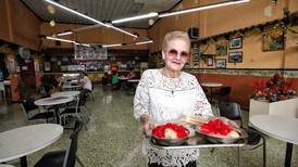 Flor de María Castro heredó la soda de su padre y ahora dirige la meca de las ensaladas de frutas