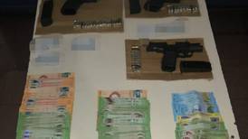 Policía decomisa ¢3 millones y armas de fuego durante operativo nocturno en San José 